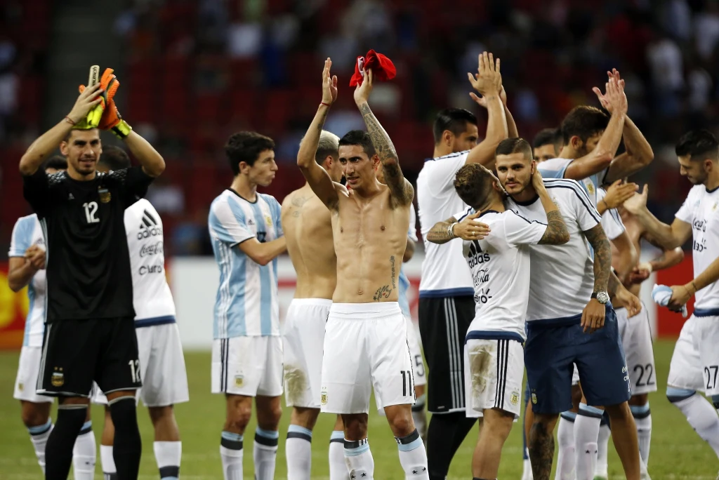 Piłkarze Argentyny po wygranej z Singapurem Piłkarze Argentyny po wygranej z Singapurem