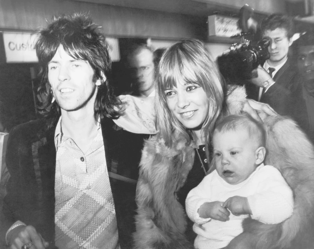 Keith Richards i Anita Pallenberg z synem Marlonem w Londynie w 1969 r.