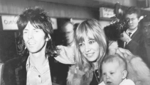 Keith Richards i Anita Pallenberg z synem Marlonem w Londynie w 1969 r.