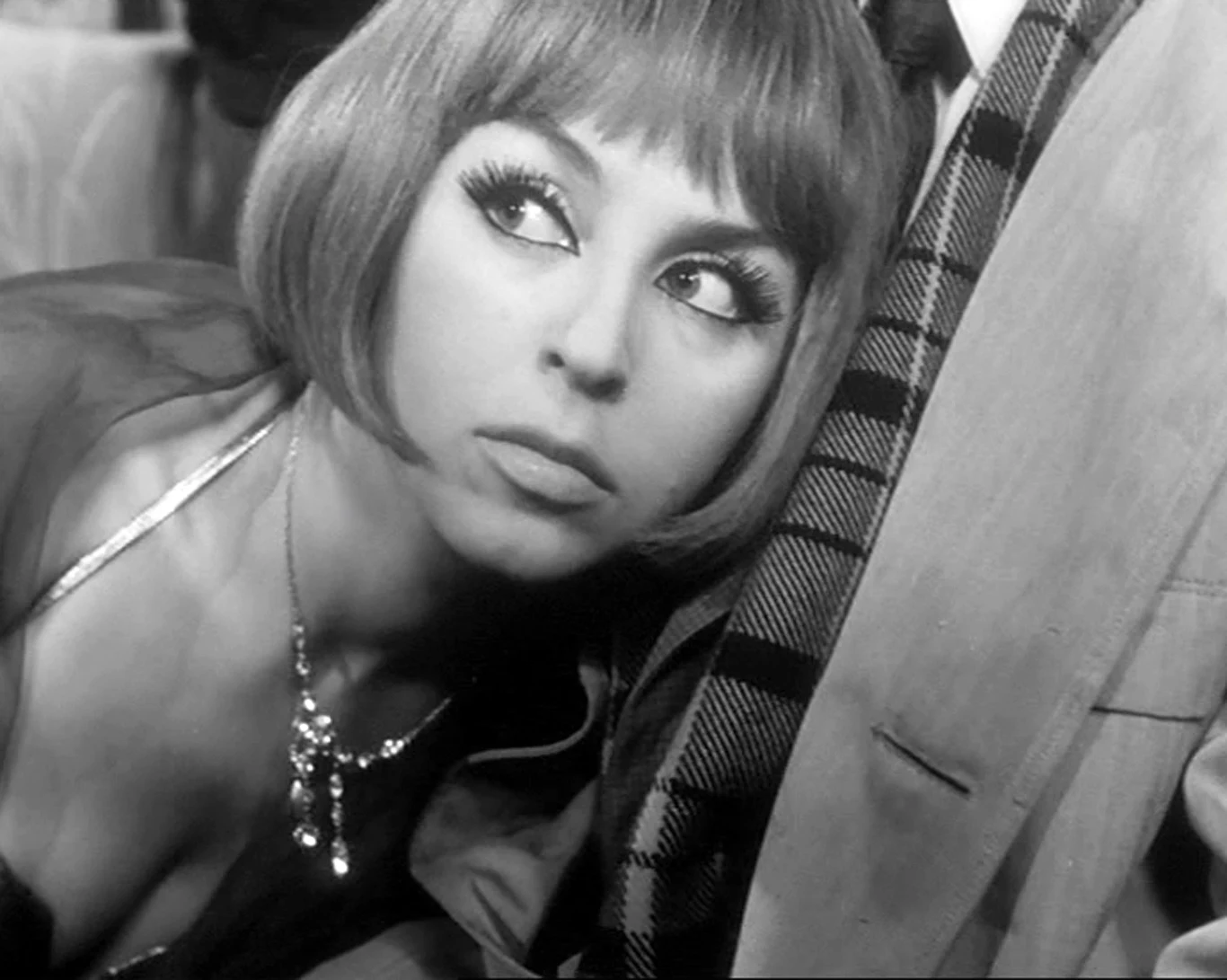 Kalina Jędrusik na planie serialu "Kapitan Sowa na tropie" (1965 rok) Kalina Jędrusik na planie serialu "Kapitan Sowa na tropie" (1965 rok)