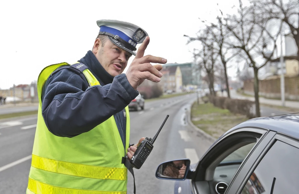 Podczas kontroli kierowca powinien zostać w samochodzie