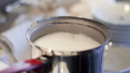 Co zrobić z przypalonym mlekiem? Wypróbuj ten trik, a nie będziesz musiał go wylewać 