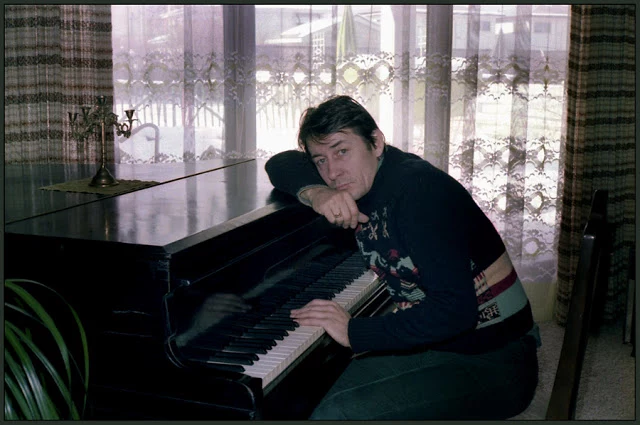 Krzysztof Klenczon przy fortepianie. Fotografia pochodzi z archiwum Alicji Klenczon