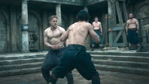Charlie Hunnam w filmie "Król Artur: Legenda miecza"