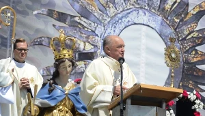 Metropolita warszawski kardynał Kazimierz Nycz podczas uroczystości Bożego Ciała,