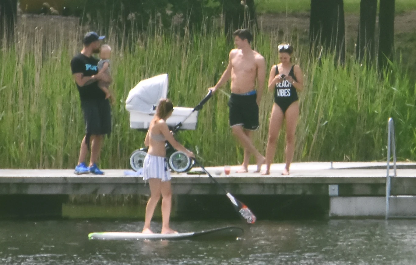 Lewandowscy z Klarą i znajomymi na Mazurach (Photo: ADAMOS/SE)