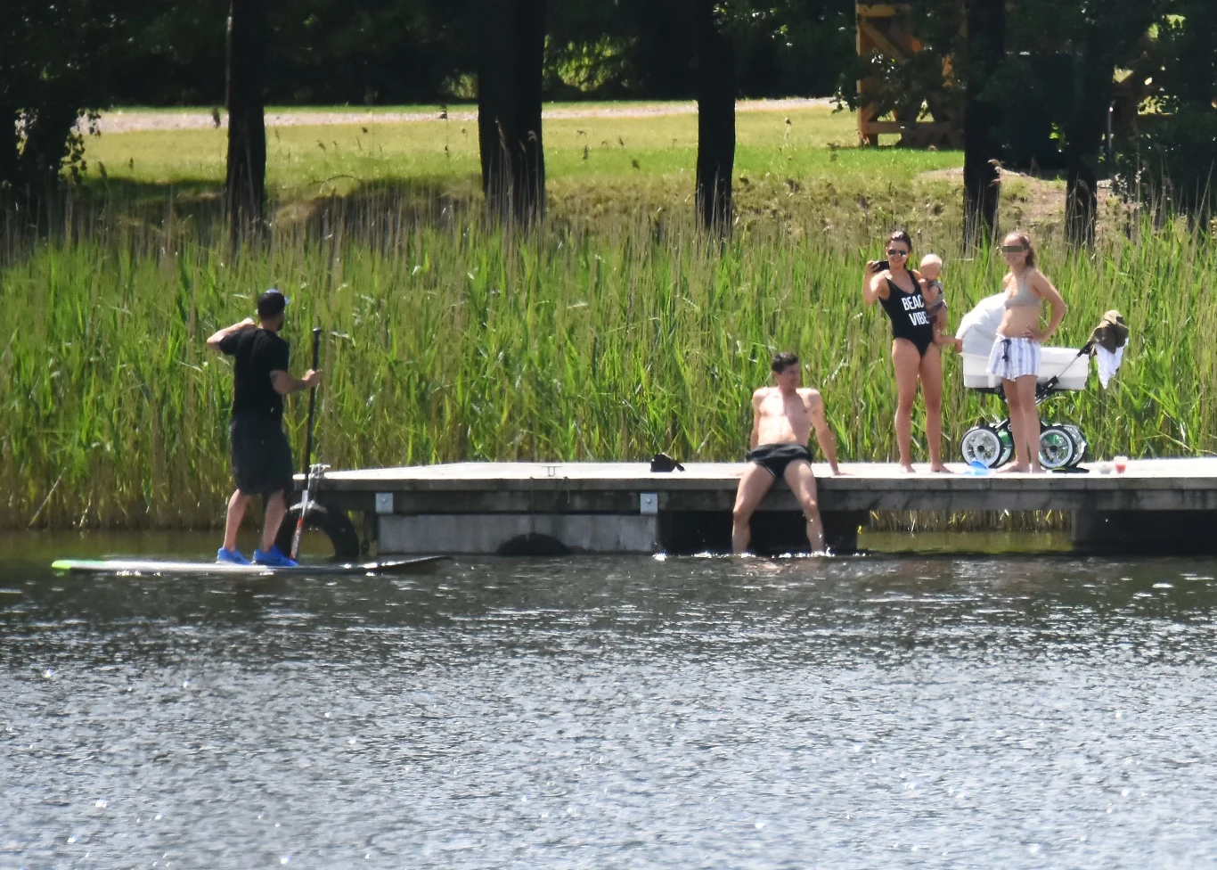 Lewandowscy z Klarą i znajomymi na Mazurach (Photo: ADAMOS/SE)