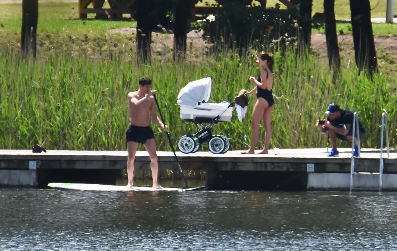 Lewandowscy z Klarą i znajomymi na Mazurach (Photo: ADAMOS/SE)