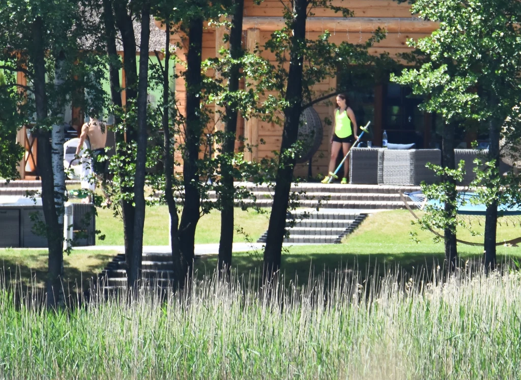 Lewandowscy z Klarą i znajomymi na Mazurach (Photo: ADAMOS/SE) Lewandowscy z Klarą i znajomymi na Mazurach (Photo: ADAMOS/SE)