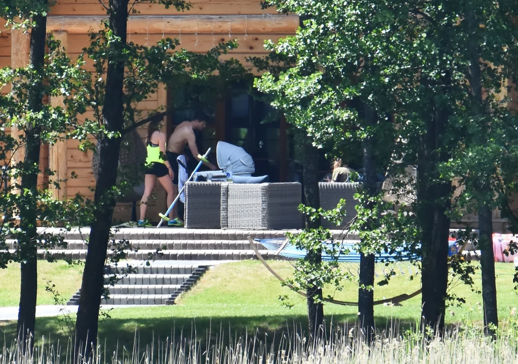 Lewandowscy z Klarą i znajomymi na Mazurach (Photo: ADAMOS/SE) Lewandowscy z Klarą i znajomymi na Mazurach (Photo: ADAMOS/SE)