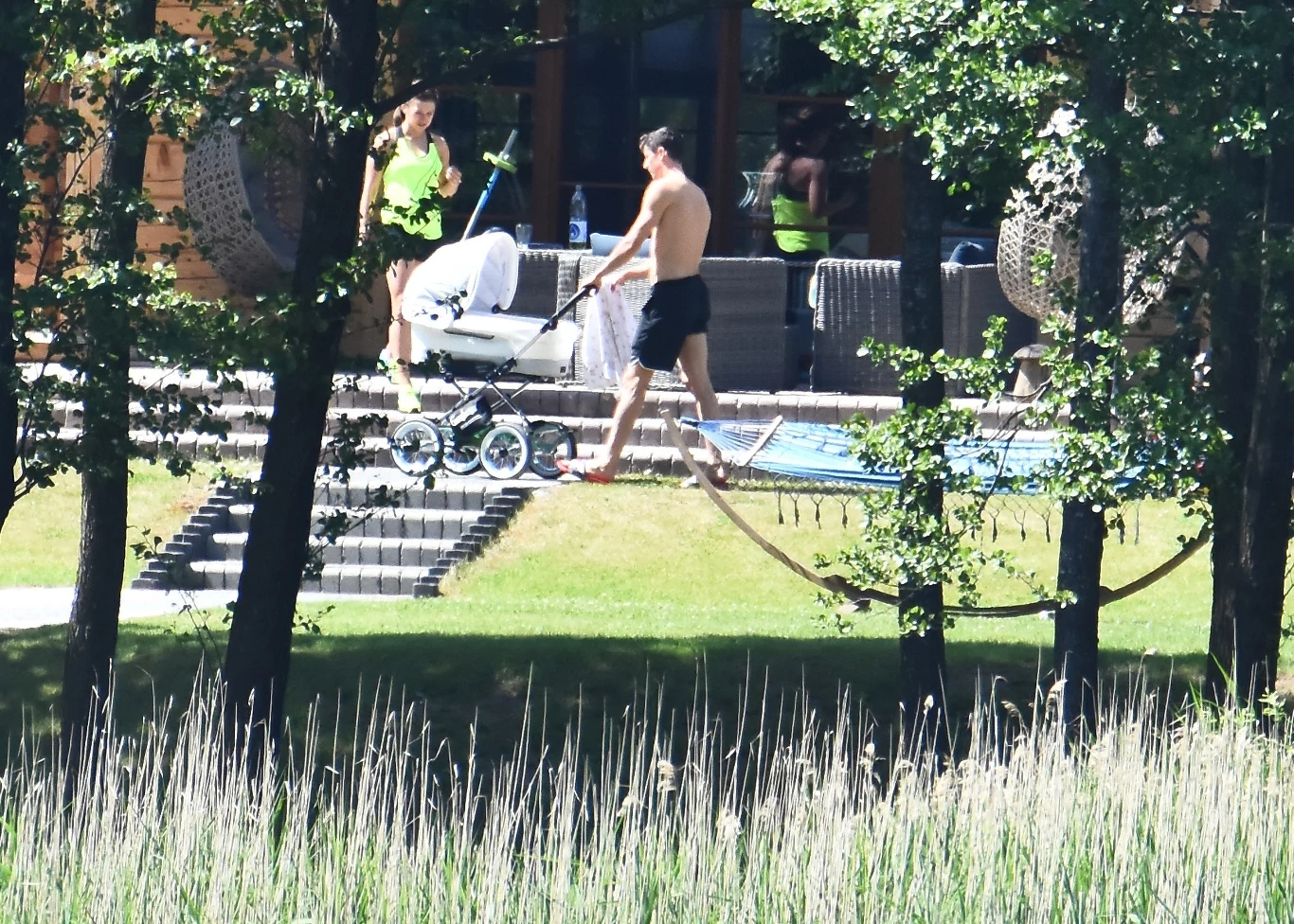 Lewandowscy z Klarą i znajomymi na Mazurach (Photo: ADAMOS/SE)