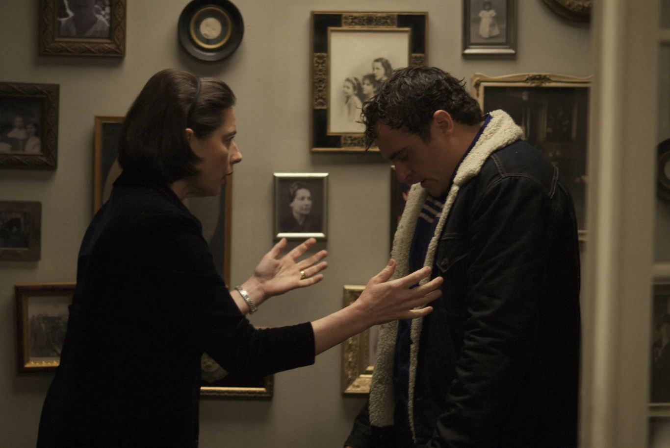 Jako matka głównego bohatera (Joaquin Phoenix) w dramacie "Kochankowie" (2008) Jamesa Graya.
