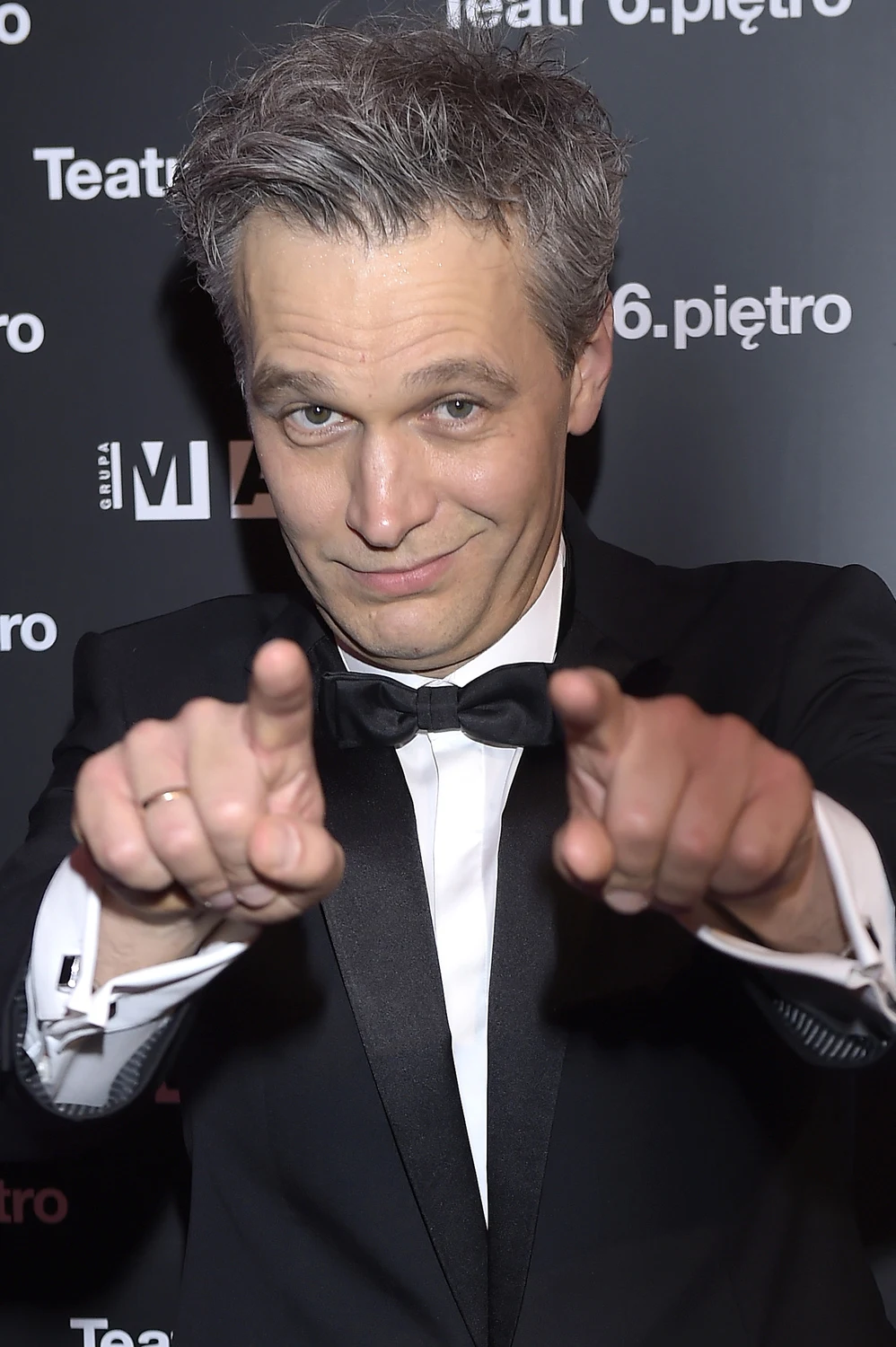 Zadebiutował na kinowym ekranie rolą młodego robotnika, który uniesiony emocjonalnym porywem, staje się mimowolnym przywódcą protestu w filmie historycznym Filipa Bajona "Poznań 56" (1996). Od tamtej pory zagrał wiele innych znakomitych ról, dzięki którym stał się jednym z najpopularniejszych polskich aktorów. Przypominamy najsłynniejsze kreacje Michała Żebrowskiego, który w sobotę, 17 czerwca, kończy 45 lat.