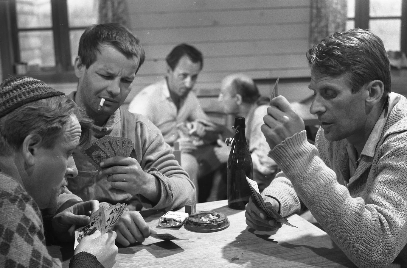 Wiesław Dymny (drugi z lewej) w filmie "Chudy i inni" (1966)