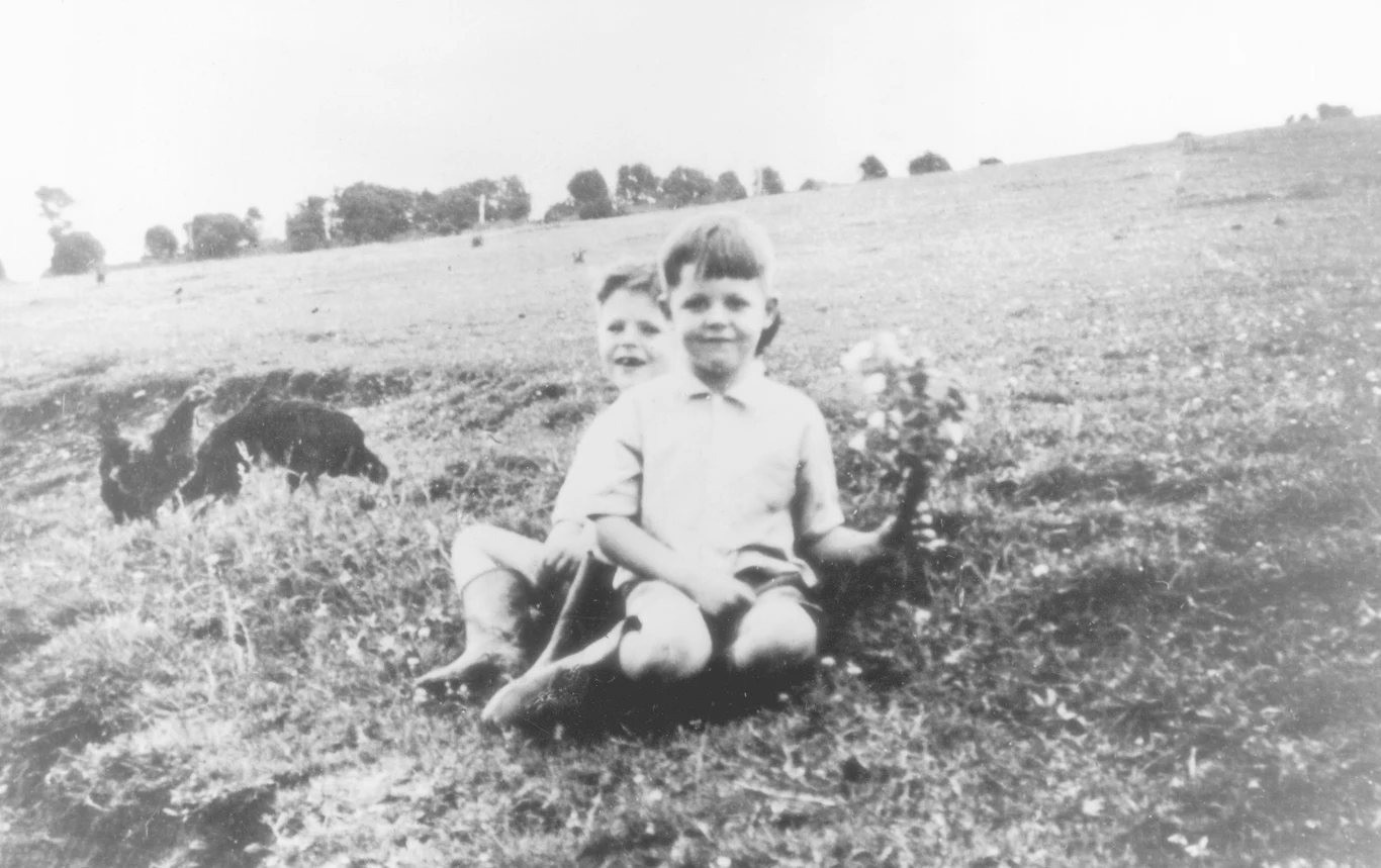 Paul McCartney 18 czerwca 2017 roku skończył 75 lat. Na zdjęciu 6-letni Paul i jego dwa lata młodszy braciszek. Mały Brytyjczyk nie przypuszczał, że kilkanaście lat później zostanie członkiem legendarnego zespołu The Beatles i zyska popularność na całym świecie