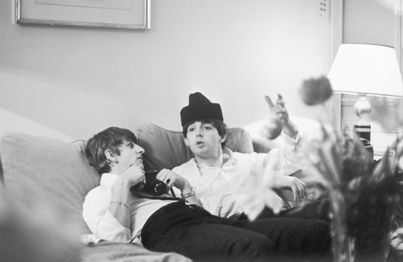 Paul McCartney pogrążony w rozmowie z Ringo Starrem w paryskim hotelu w 1964 roku