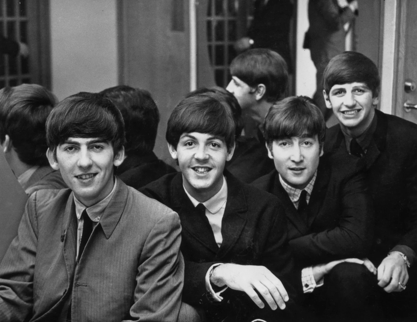 Członkowie The Beatles (od lewej: George Harrison, Paul McCartney, John Lennon i Ringo Starr) w 1963 roku