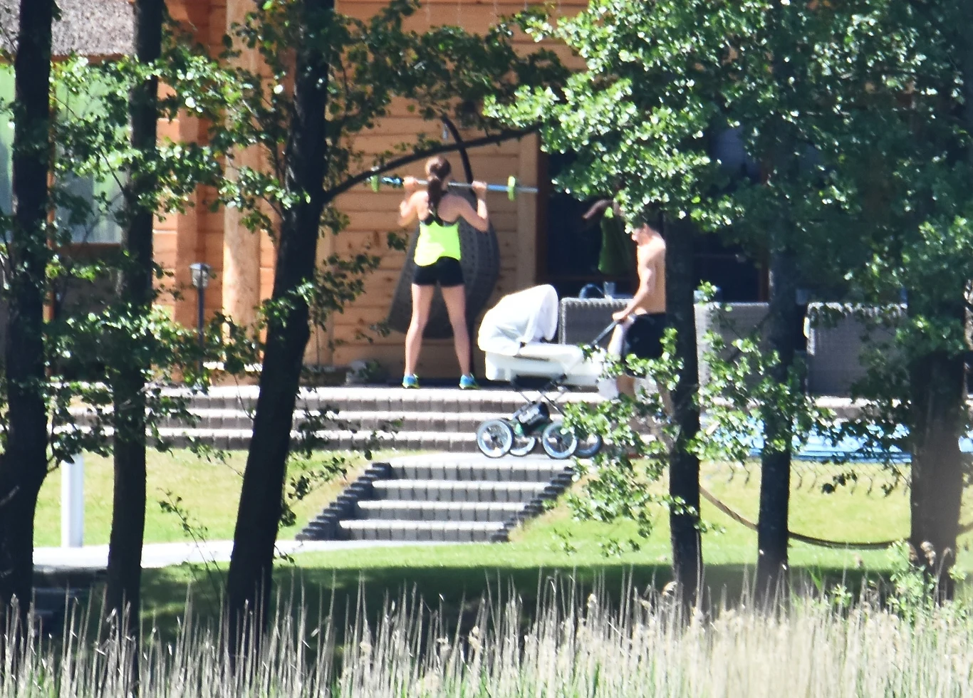 Gdy Robert zajmuje się Klarą, Ania może w spokoju poćwiczyć! (Photo: ADAMOS/SE)