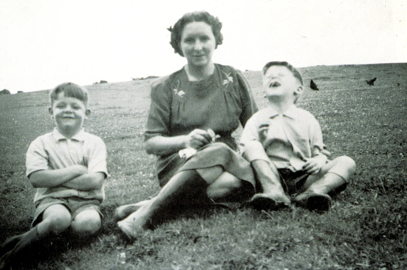Paul McCartney z mamą i bratem pod koniec lat 40.