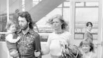 Paul McCartney z żoną Lindą i ich córkami: Mary i Heather w 1971 roku