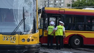Zderzenie autobusu miejskiego z tramwajem na skrzyżowaniu ulic Marszałkowskiej i Królewskiej w