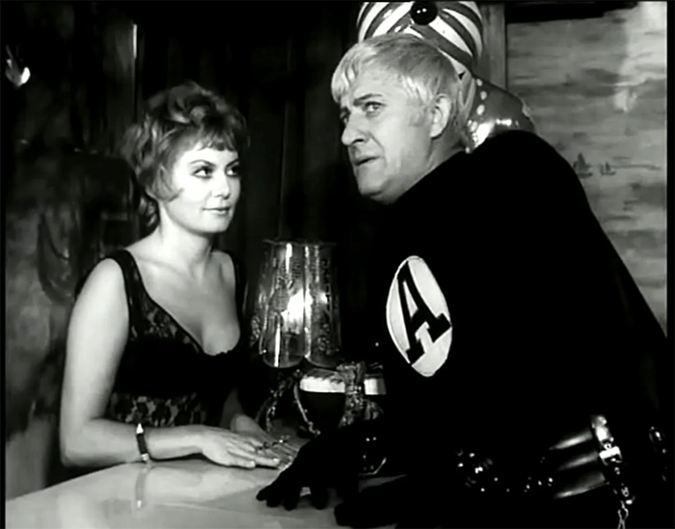 Iga Cembrzyńska i Józef Nowak w filmie "Hydrozagadka" (1970) Iga Cembrzyńska i Józef Nowak w filmie "Hydrozagadka" (1970)
