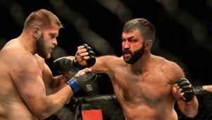 Marcin Tybura (z lewej) w walce z Andrejem Arłouskim