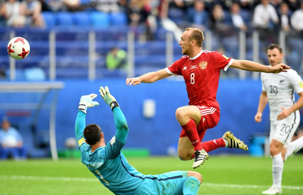 Denis Głuszakow oddaje strzał na bramkę Stefana Marinovicia, który dał prowadzenie "Sbornej"