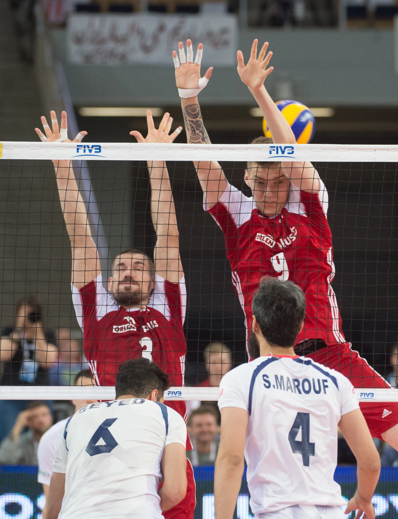 Polacy (czerwone stroje) nie dali szans swoim rywalom