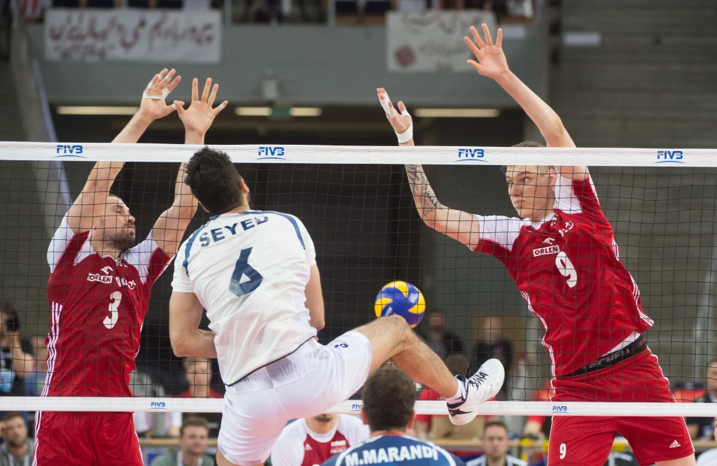 Polacy (czerwone stroje) nie dali szans swoim rywalom