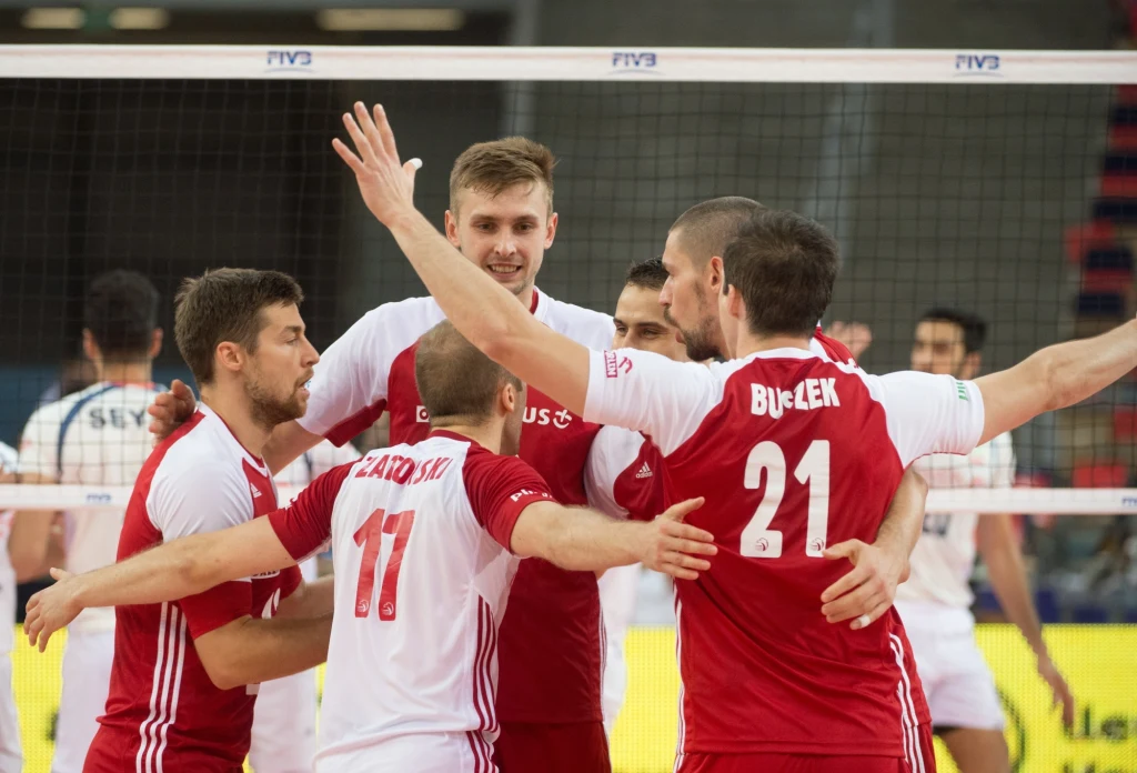 Polacy (czerwone stroje) nie dali szans swoim rywalom