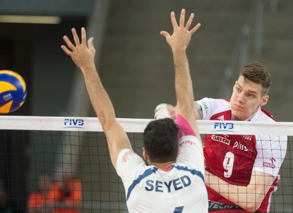 Polacy (czerwone stroje) nie dali szans swoim rywalom