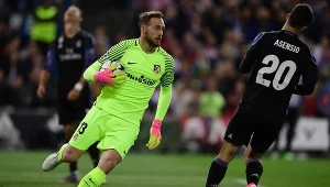 Jan Oblak podczas meczu Ligi Mistrzów z Realem Madryt
