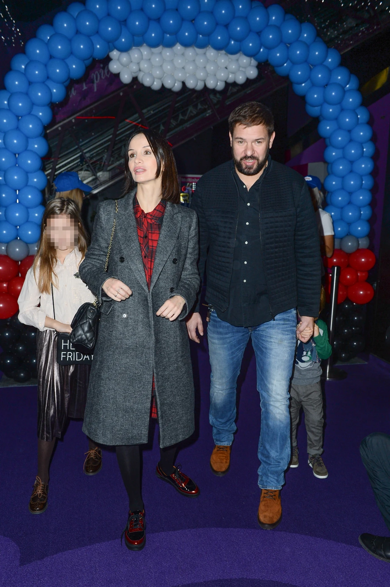 Viola Kołakowska i Tomasz Karolak z dziećmi 