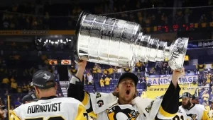 Carl Hagelin z Pittsburgh Penguins wznosi Puchar Stanleya