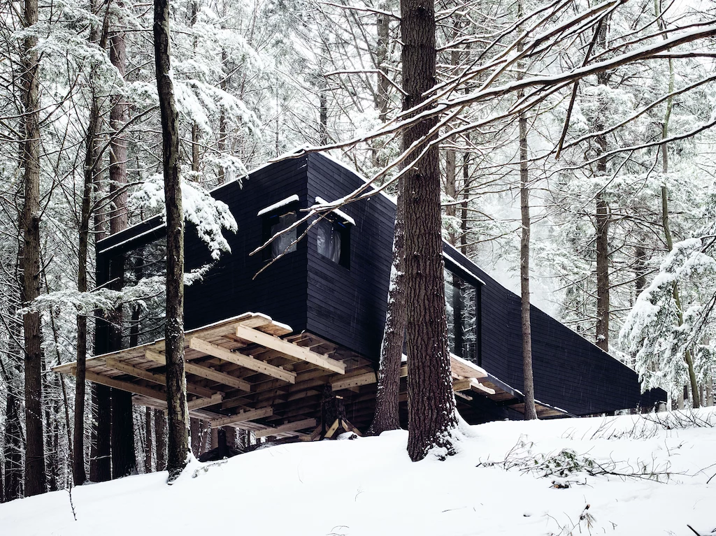 Tytuł: „Cabin Porn. Podróż przez marzenia, lasy i chaty na krańcach świata”. Autorzy: Zach Klein, Steven Leckart, Noah Kalina. Przekład: Ewa Wojtych. Premiera: 24 maja 2017. Wydawnictwo Smak Słowa
