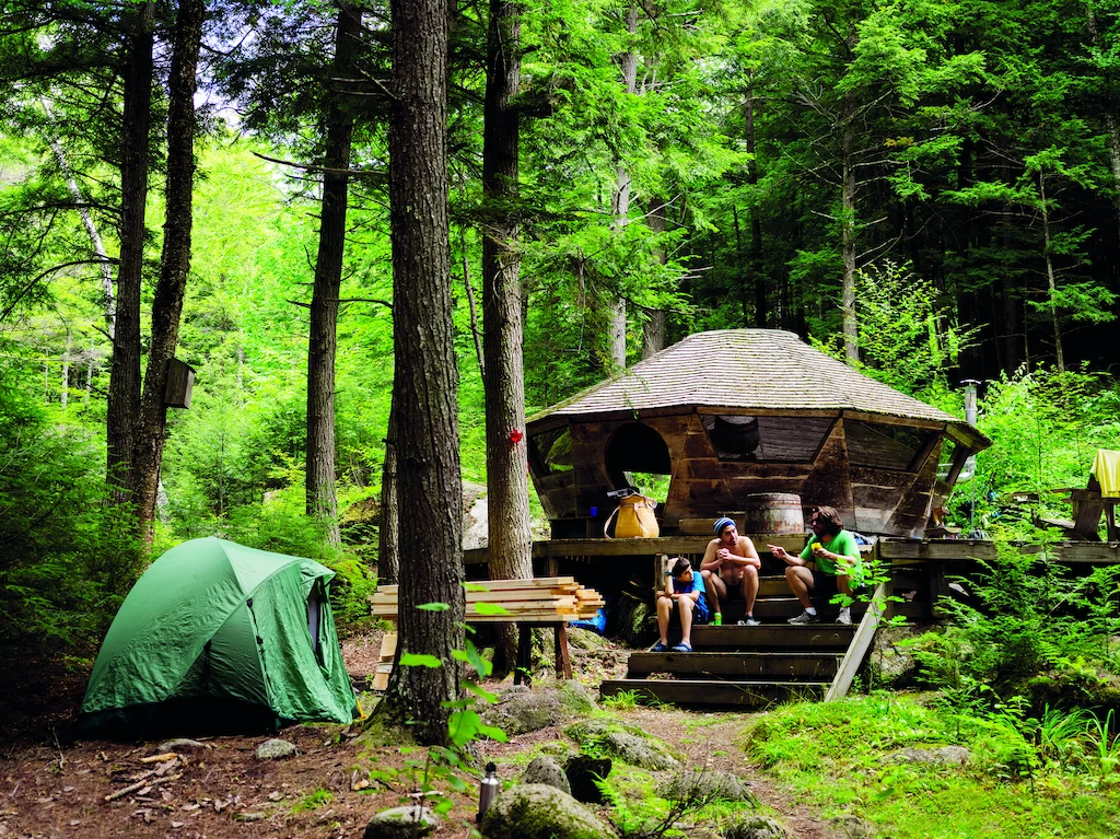 Tytuł: „Cabin Porn. Podróż przez marzenia, lasy i chaty na krańcach świata”. Autorzy: Zach Klein, Steven Leckart, Noah Kalina. Przekład: Ewa Wojtych. Premiera: 24 maja 2017. Wydawnictwo Smak Słowa