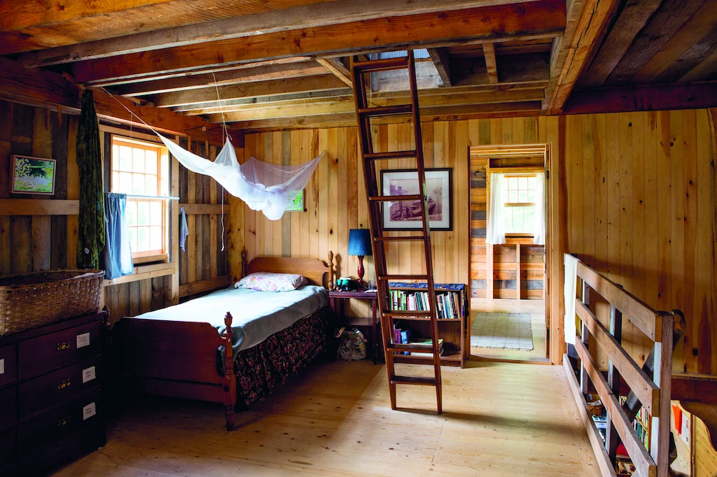 Tytuł: „Cabin Porn. Podróż przez marzenia, lasy i chaty na krańcach świata”. Autorzy: Zach Klein, Steven Leckart, Noah Kalina. Przekład: Ewa Wojtych. Premiera: 24 maja 2017. Wydawnictwo Smak Słowa