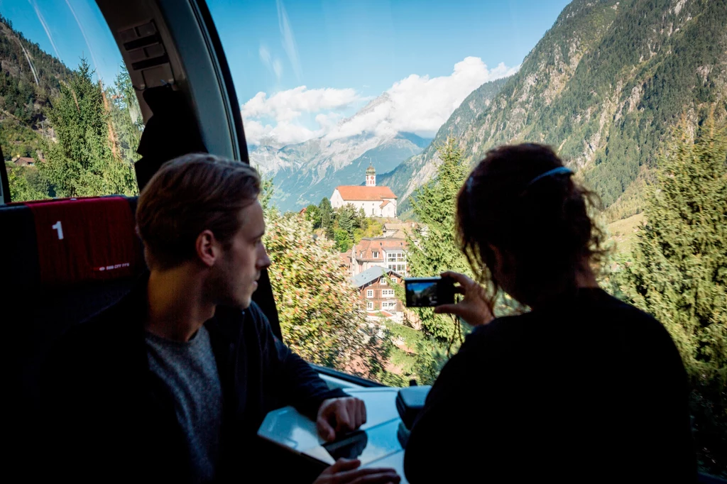 Podróż Gotthard Panorama Expressem, linią łączącą Szwajcarię z Włochami będącą jedną z najpiękniejszych tras kolejowych.