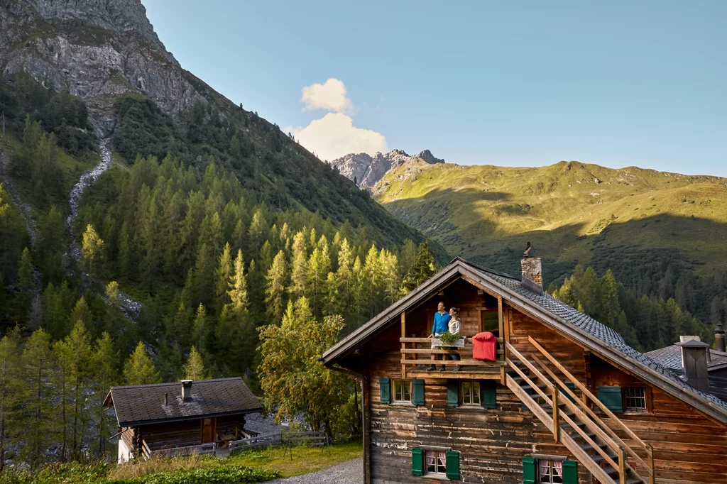 300-letni górski dom, będący hotelem alpejskim na wysokości 1800 m miał zwykły dom. Oferuje przytulne pokoje sosnowe, a hotelowa restauracja serwuje domowe specjały z Graubuenden.
