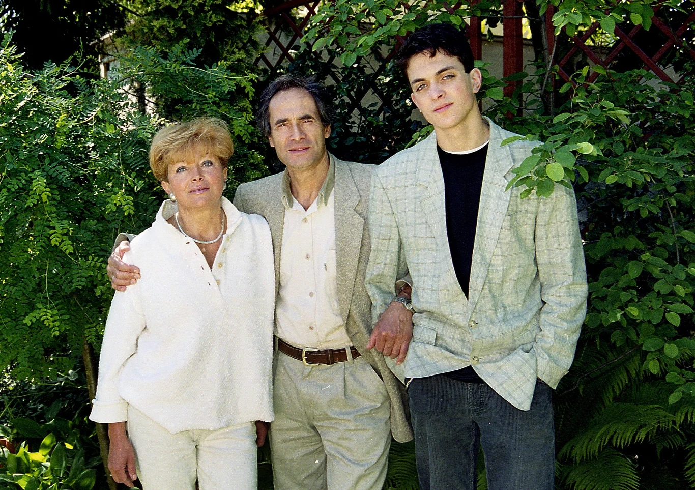 Jerzy Zelnik z żoną Urszulą i synem Mateuszem, 2001 r. Jerzy Zelnik z żoną Urszulą i synem Mateuszem, 2001 r.