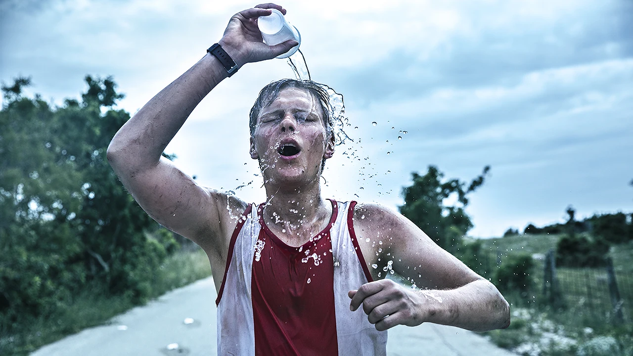 Podwójny Ironman to bardzo wymagające zawody - trzeba przepłynąć 8 km, pokonać 360 km na rowerze i przebiec 84 km. Jakub Gierszał próbował choćby zbliżyć się do formy sportowej, jaką prezentował Górski.