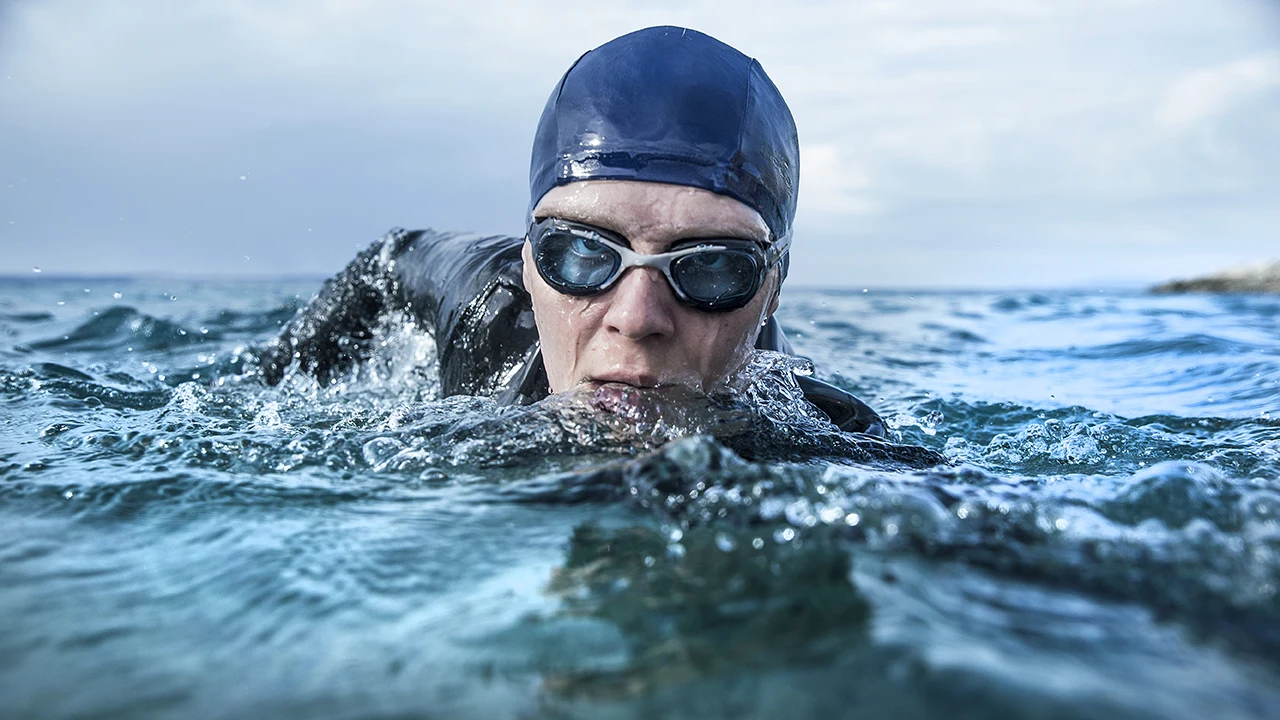 "Musiałem od zera nauczyć się pływać kraulem, wcześniej pływałem trochę żabką. Chodziłem na basen. Koordynator kaskaderów uczył mnie techniki. Do tego wykonywałem ćwiczenia na siłowni. Naturalnie rower i bieg to technika łatwiejsza do opanowania niż pływanie" - powiedział Gierszał w rozmowie z  PAP Life.
