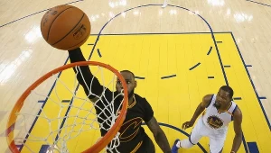 LeBron James (z piłką) miał nie mieć udziału w zwolnieniu Davida Griffina