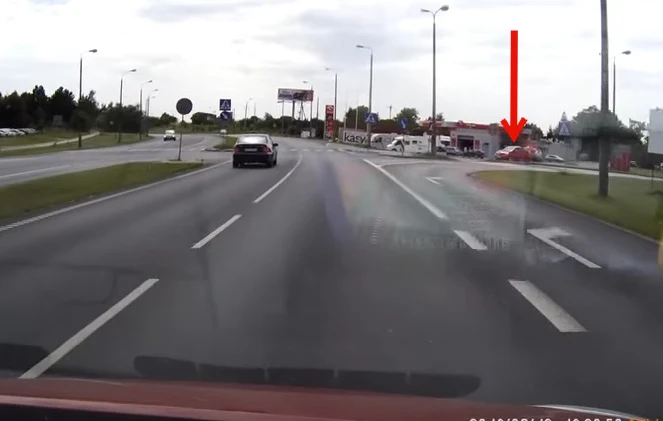 Widać auto nadjeżdżające z prawej strony z dużą prędkością