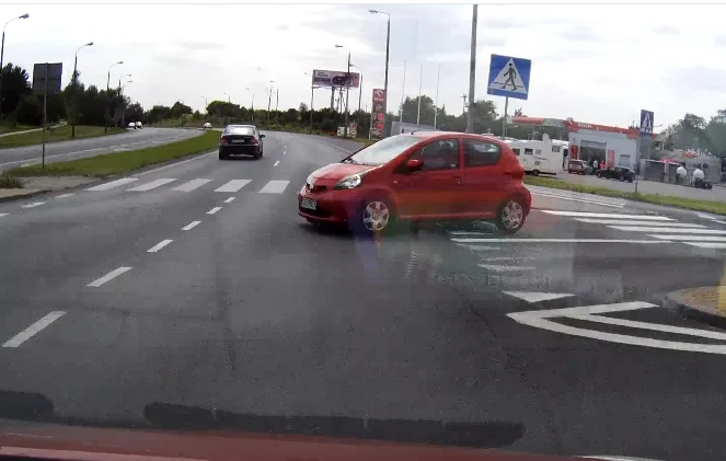 Tutaj kierowca jadący drogą z pierwszeństwem rozpoczyna hamowanie