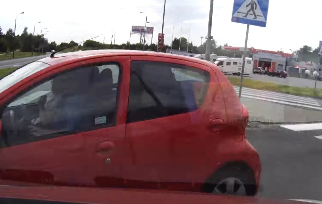 Ułamek sekundy przed zderzeniem. Kierująca patrzy przed siebie...