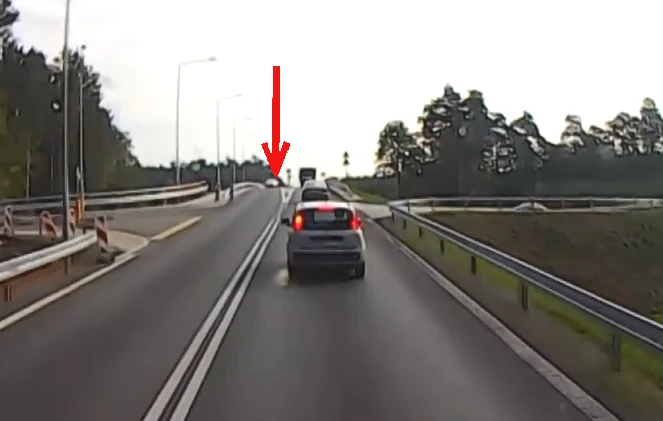 Widać wyraźnie nadjeżdżający z przeciwka samochód
