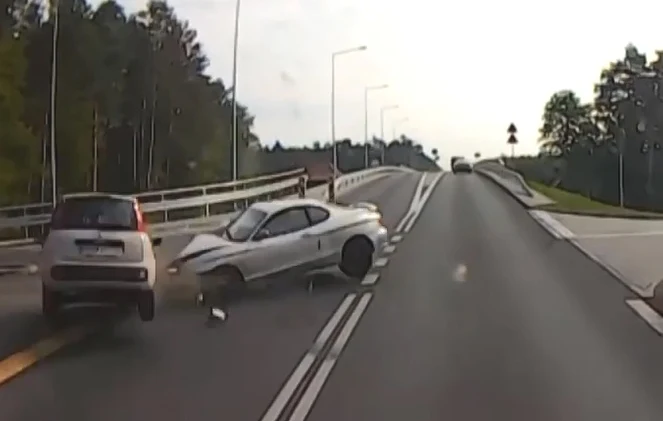 Uderzenie jest tak silne, że Panda zostaje podrzucona i leci w powietrzu