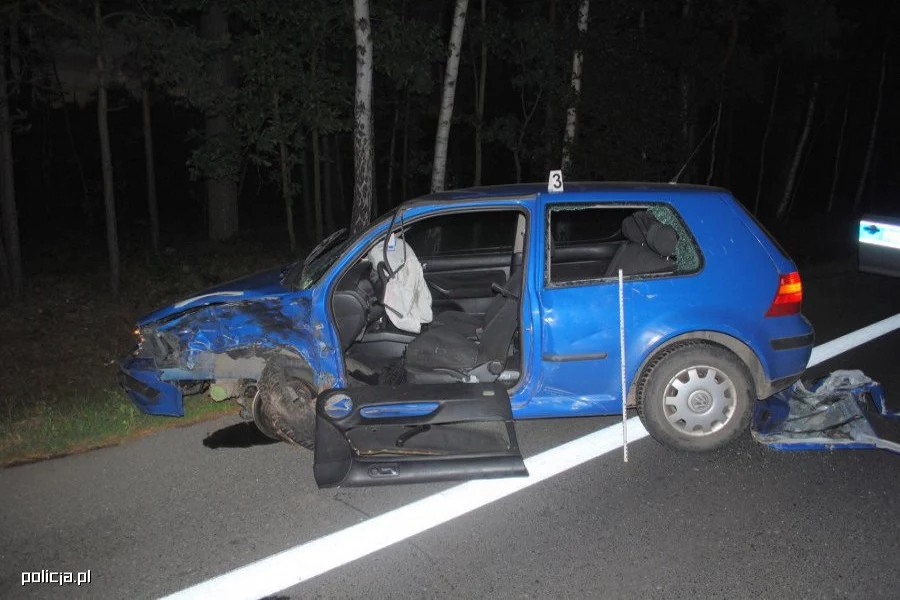 Samochód uderzył w jadącą z przeciwka ciężarówkę